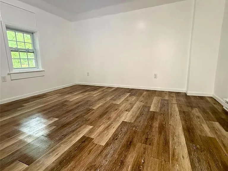 406 W 9th St — Photo 10