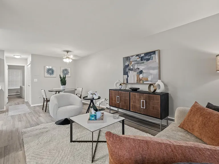 Huntington House Apartments — Photo 7