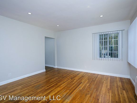 5th image of 731 W Crescent Dr #4556432