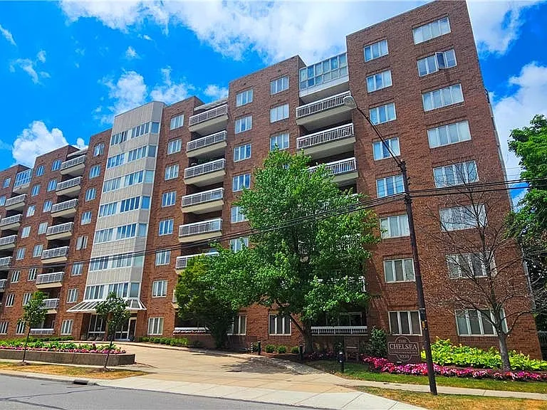 Chelsea Condos — Photo 2