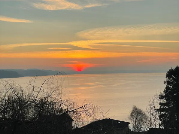 27015 10th Ave S, Des Moines, WA 98198