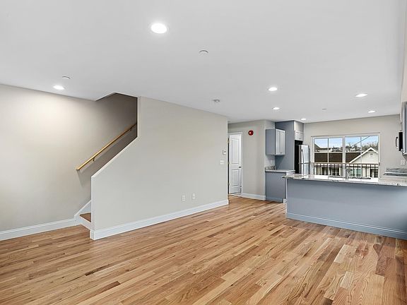 3rd image of 3 Woodlands Ave #8