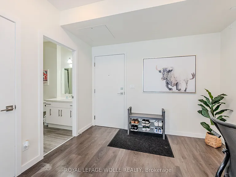 690 King St W #610 — Photo 2