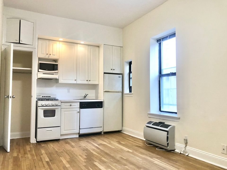 2nd image of 201 E 81st St #2CC