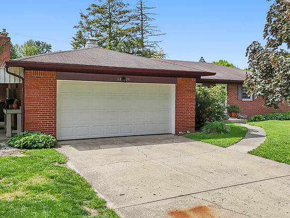 2nd image of 6829 Willoughby Ct