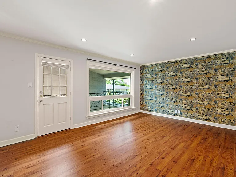 1210 Windsor Rd #220 — Photo 4