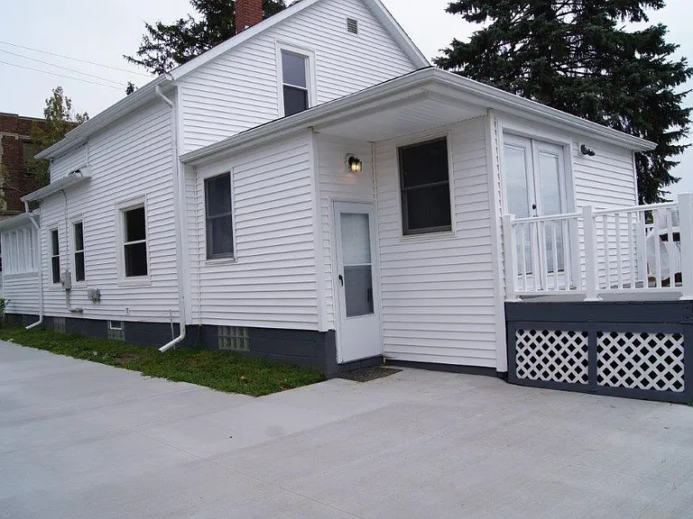 218 E Smith Rd — Photo 33