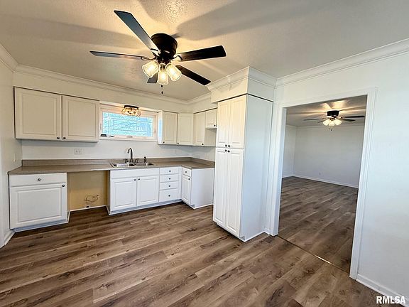 5th image of 209 W Main St