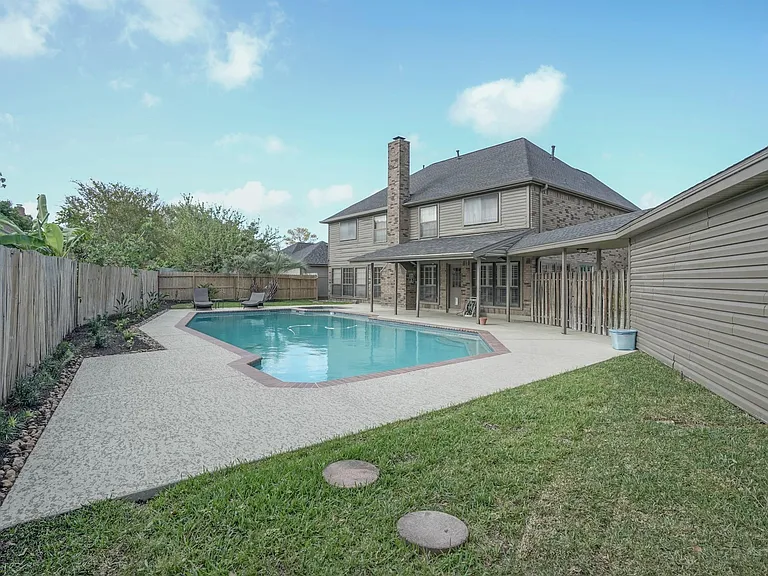 2108 Lakeway Dr — Photo 7