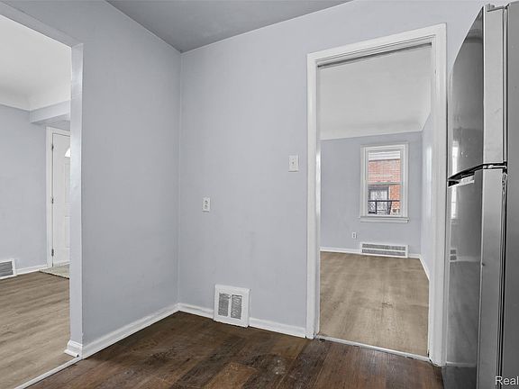 5th image of 6762 Greenview Ave E