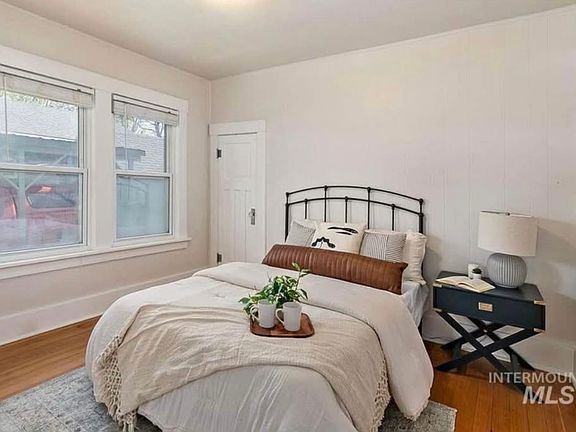 3rd image of 103 S Juniper St