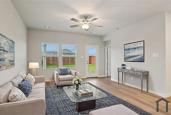 4 bed, 2055 sqft, $2,955 — Photo 4