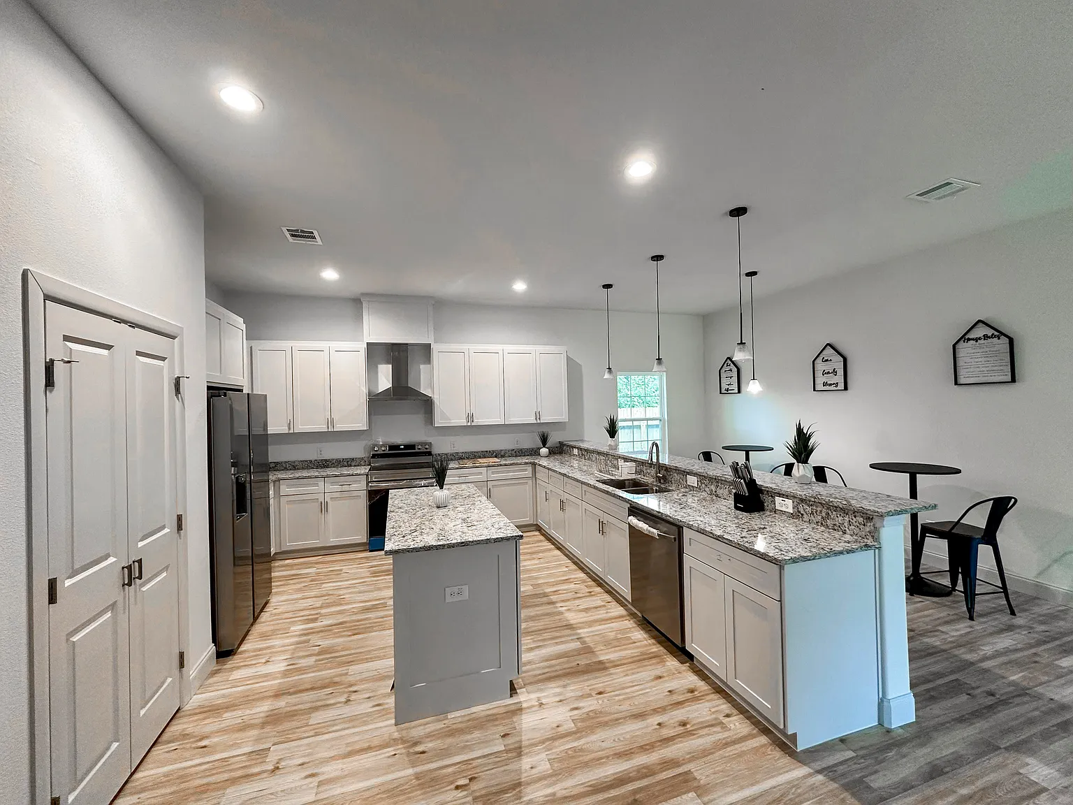 4 bed, 4.0 bath, 2200 sqft, $1,070 — Photo 4