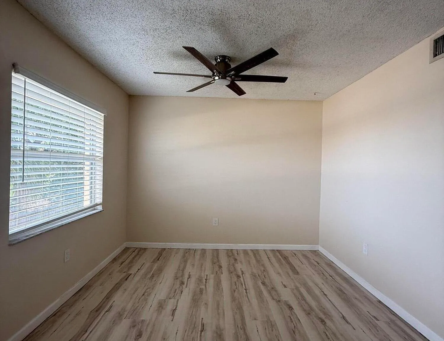 1 bed, 1.0 bath, 650 sqft, $1,300 — Photo 4