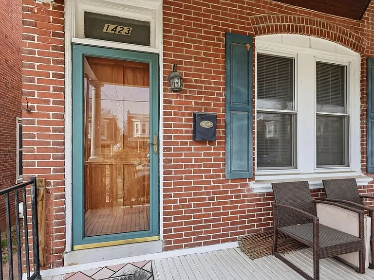 1423 Locust St — Photo 1