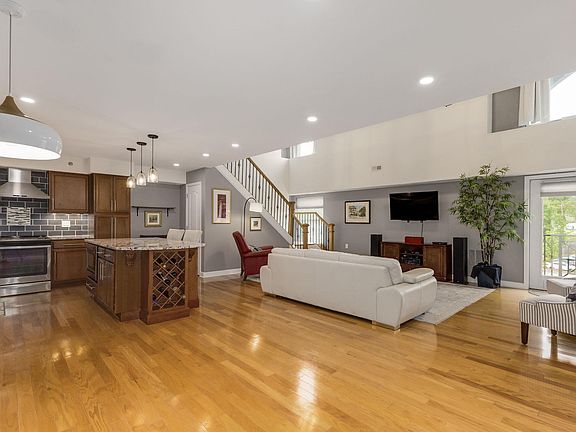 4th image of 1001 Church St #608
