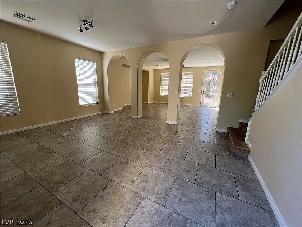 5 bed, 3.0 bath, 3066 sqft, $2,950 — Photo 3