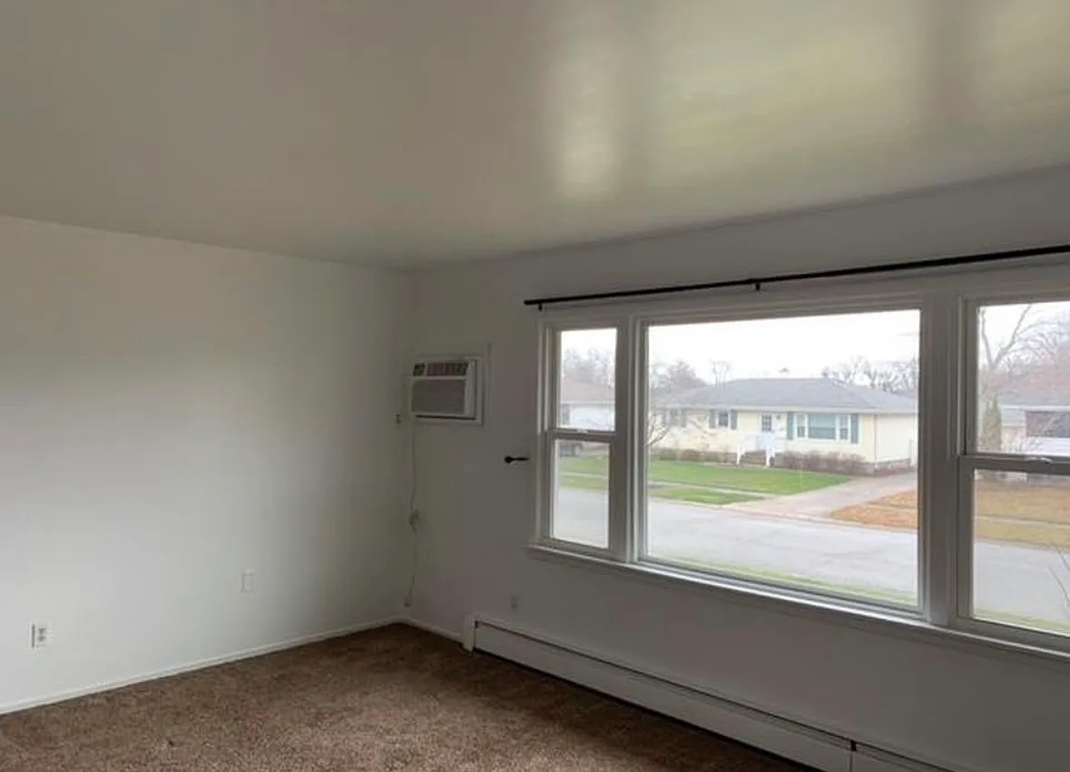 3 bed, 1200 sqft, $1,895 — Photo 3