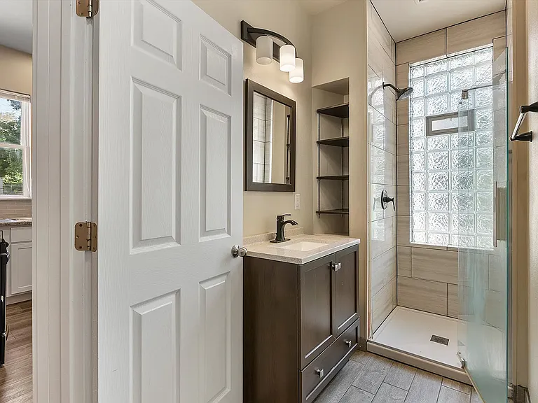 2716 N Murray Ave — Photo 2