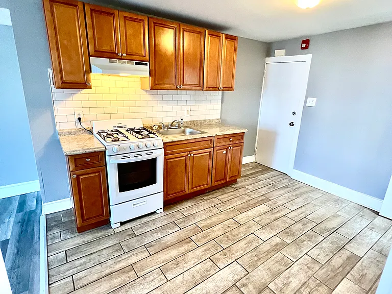 904 E Tioga St #2 — Photo 8