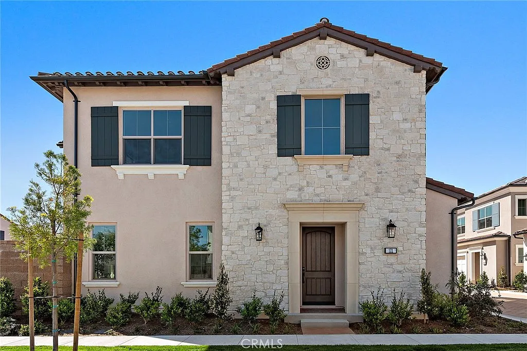 4 bed, 2.5 bath, 2420 sqft, $6,900 — Photo 2