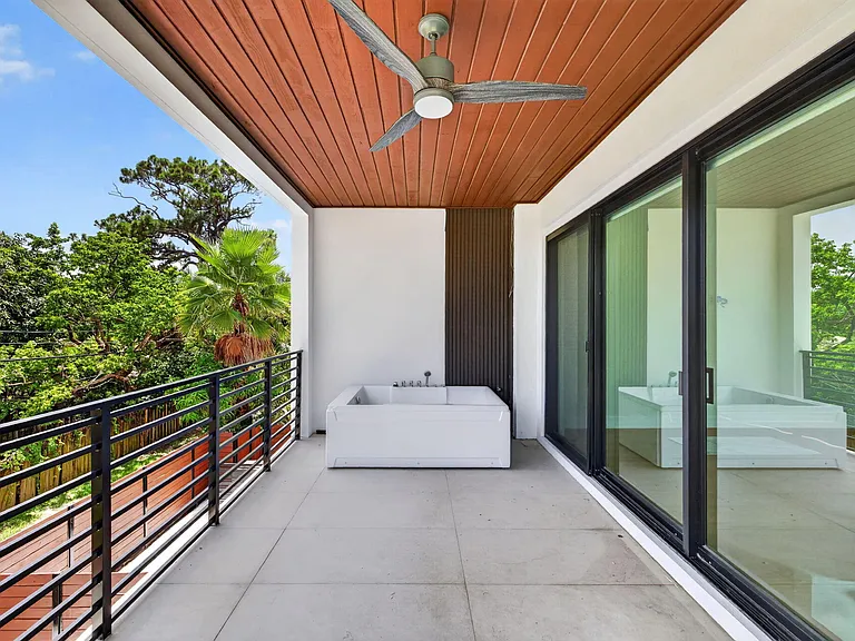 704 SW 9th St — Photo 54