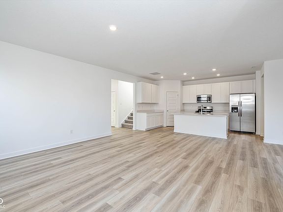 5th image of 408 Lincoln Cir W