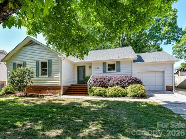 10909 Tradewinds Ln, Charlotte, NC 28226