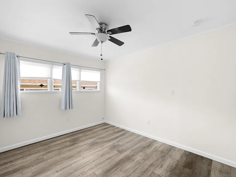 6001 S Fairfax Ave — Photo 11