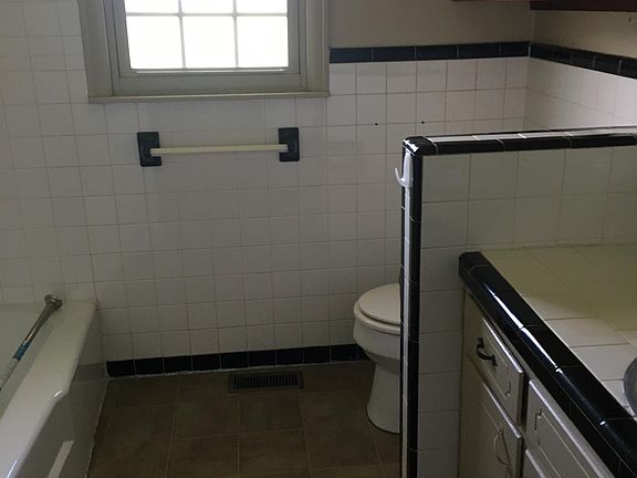 Full bathroom 1