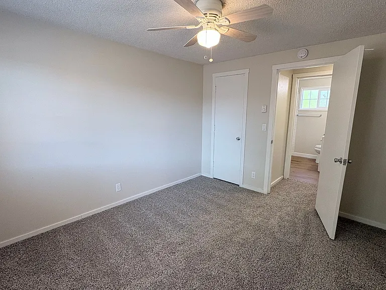 C2402 - Maple Court Apartments — Photo 27