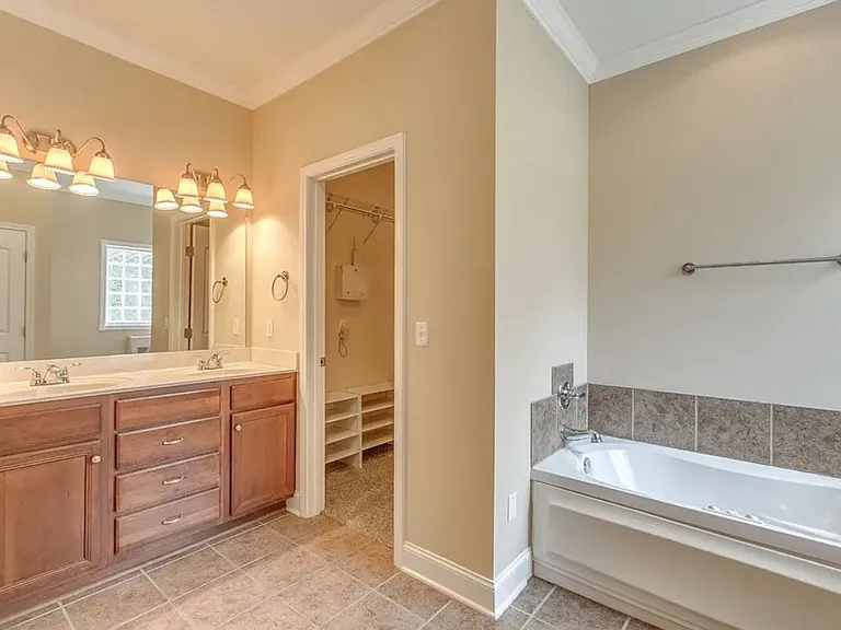 2208 Stanford Ct — Photo 16