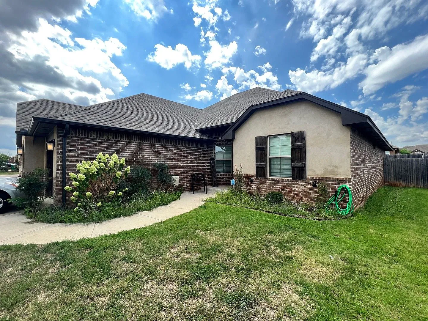 Beautiful Home in Mustang School District — Photo 2