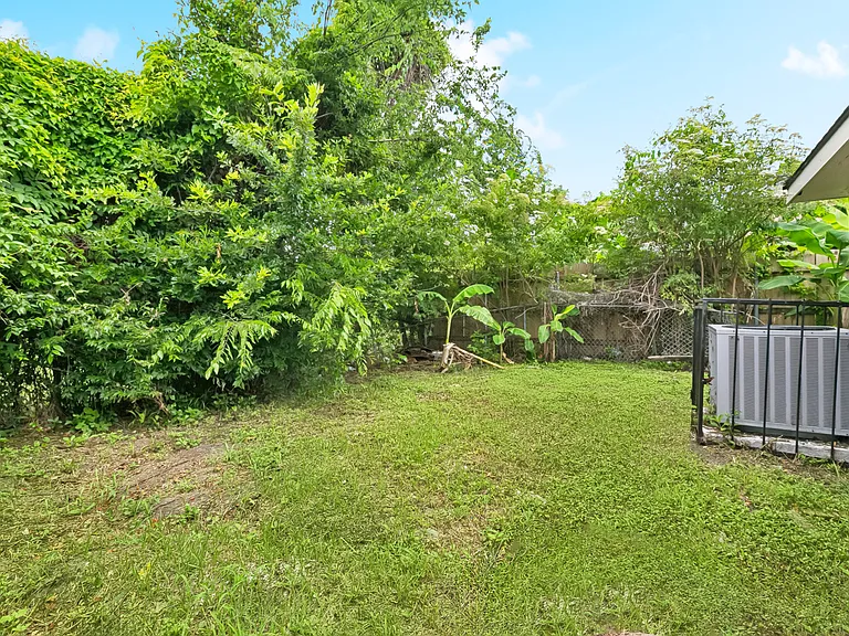 1075 Tallow Tree Ln — Photo 15