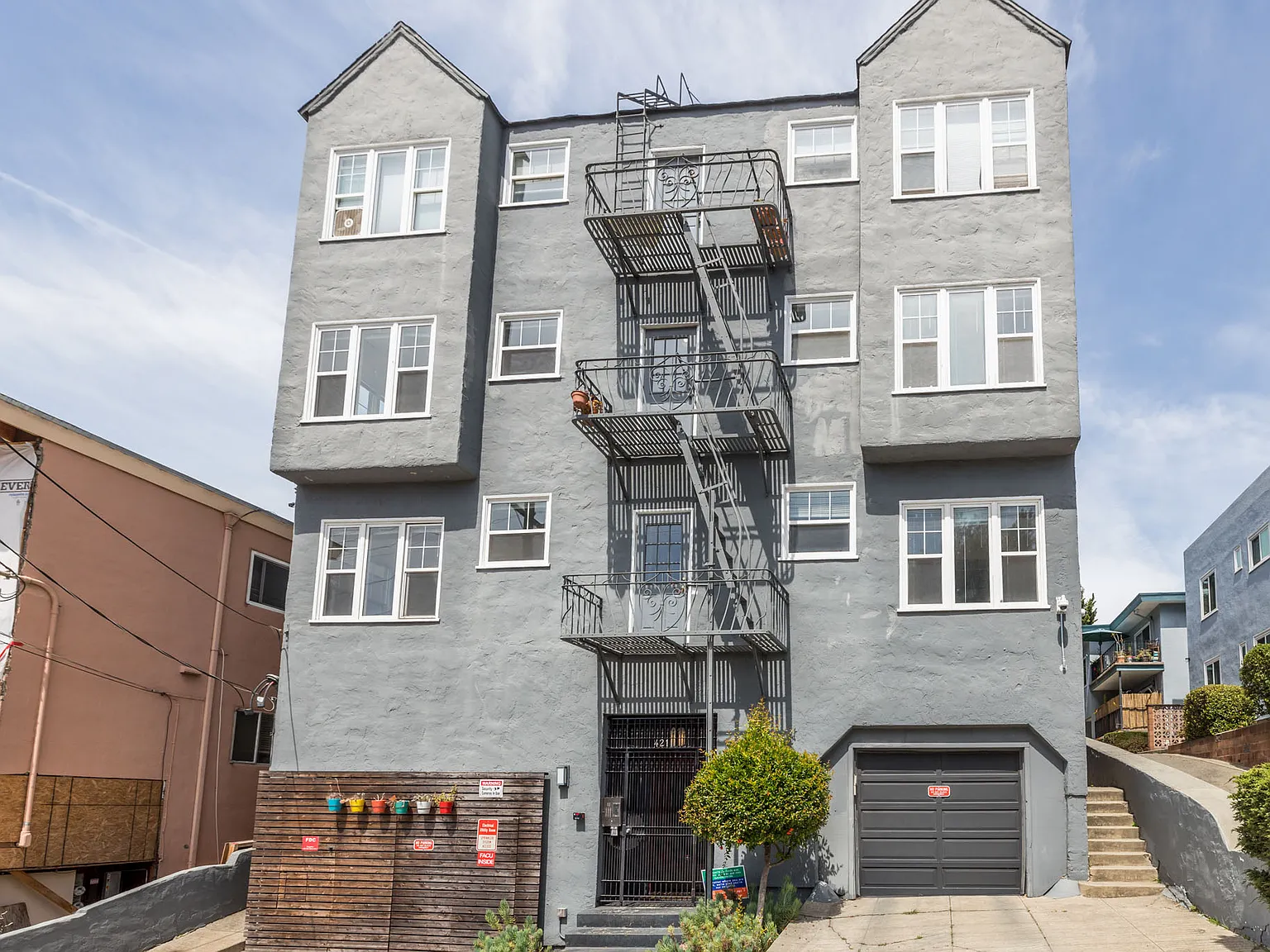 421 Van Dyke — Photo 1