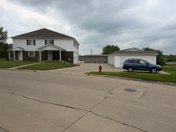 728 Country Club Dr, Maquoketa, IA 52060