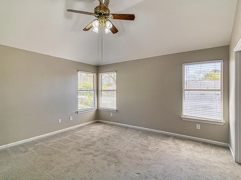 310 W Taylors Xing — Photo 38