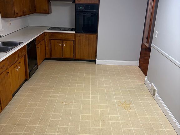 4th image of 15 Marcia Ln