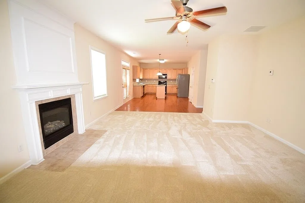 4 bed, 2.5 bath, 2898 sqft, $2,400 — Photo 2