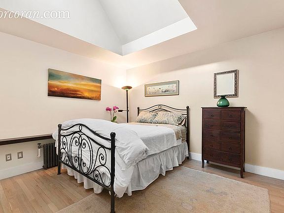 5th image of 100 W 72nd St APT 6E