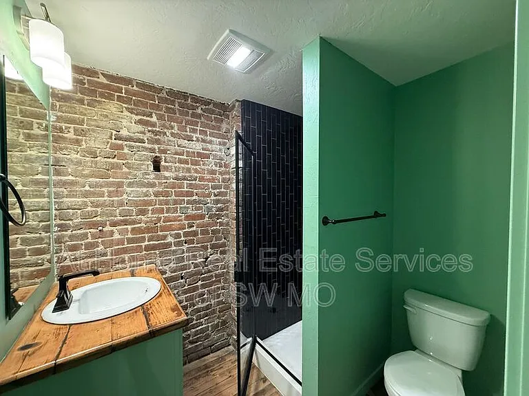 320 W Walnut St #208 — Photo 6
