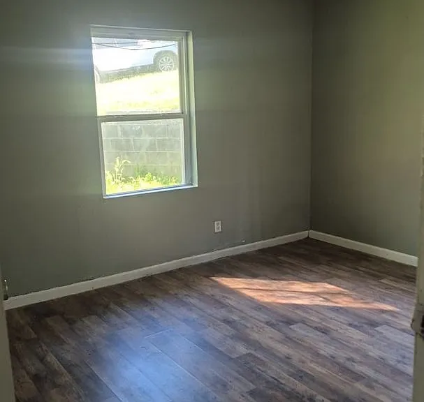 303 W Thomas Ct — Photo 2