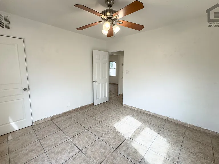 2517 E Culver St — Photo 27