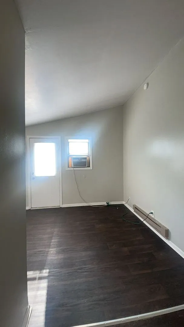 111 1/2 S Dicks St - Your Ball State Home Awaits! Cozy 2-Bedroom Duplex Near Campus — Photo 2