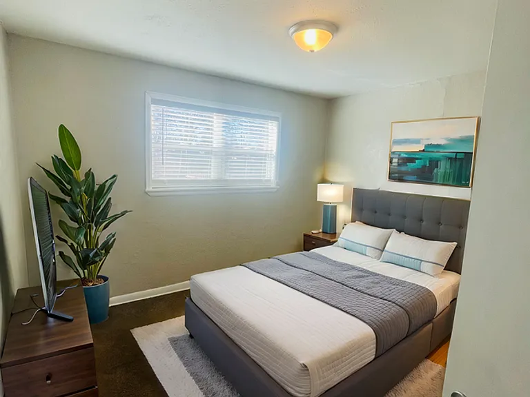 5th Avenue Apartments — Photo 11
