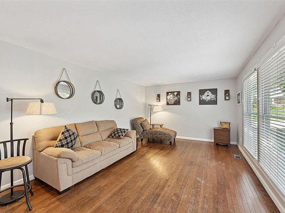 4th image of 484 Maymont Dr