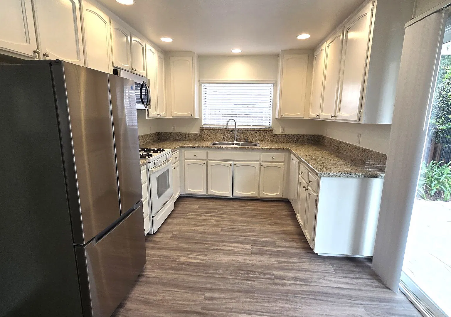 Spacious, 3BD/2.5BA Duplex with Large Fenced Yard: Close to Schools, Golf, Town! — Photo 2