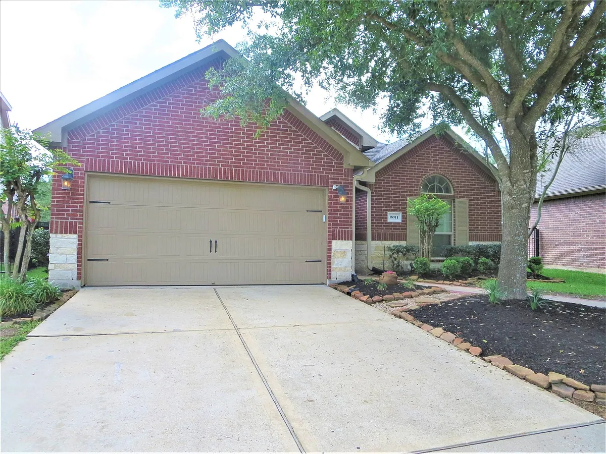 Photo 1 of 39 - 18911 Cove Mill Ln - Cypress, TX Primary Photo - 18911 Cove Mill Ln