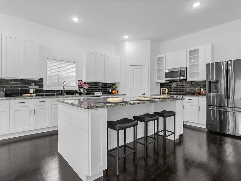 407 Dubois Ave — Photo 10