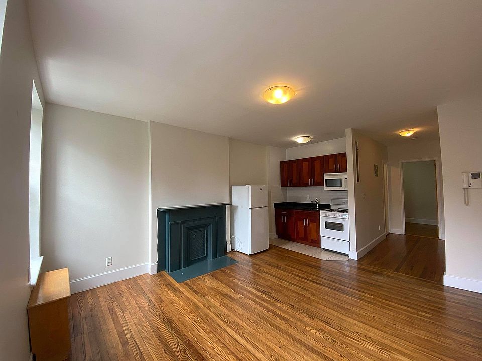 2nd image of 226 E 59th St #3FF